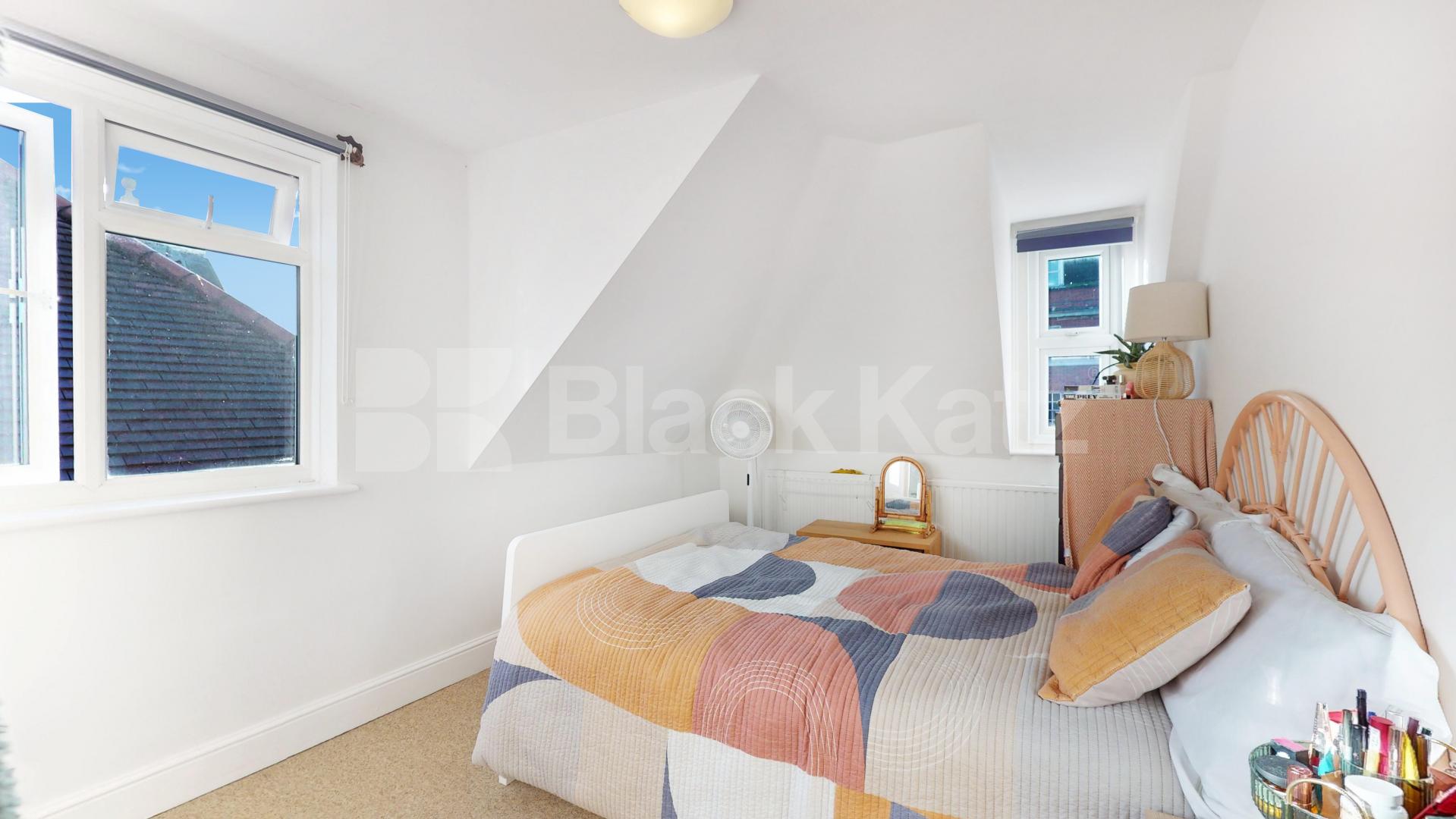 Lovely two bed set within a period house close to Tube & Shops Finchley Road, Finchley Road / Swiss Cottage